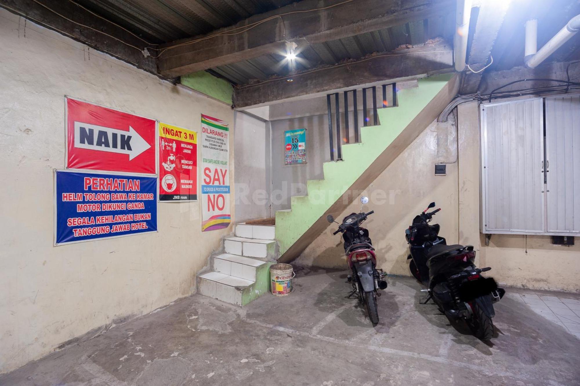J&B Rooms Pramuka Jakarta Mitra Reddoorz Εξωτερικό φωτογραφία