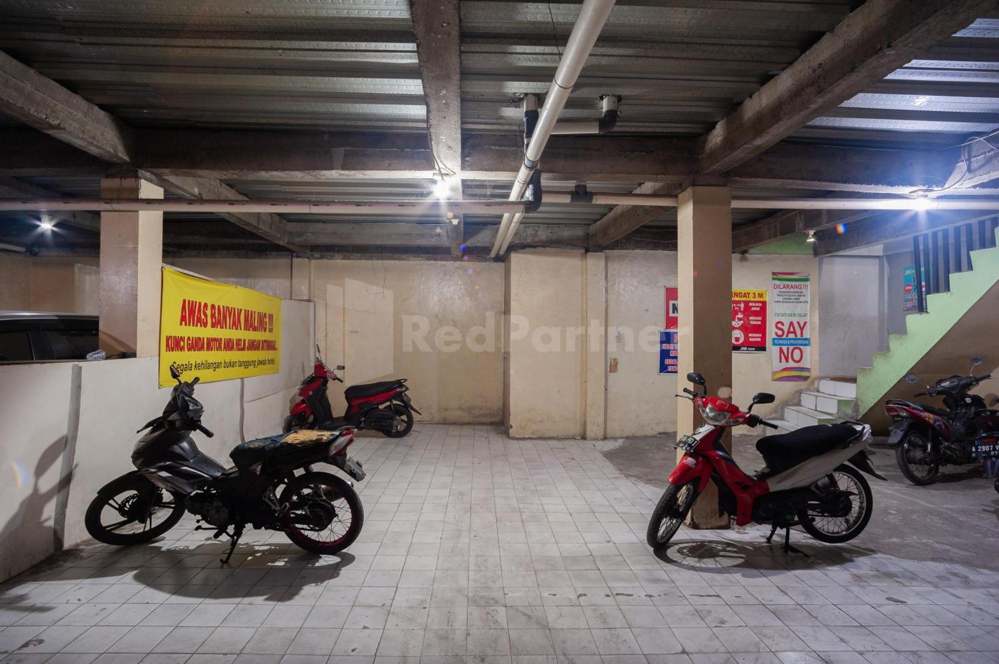 J&B Rooms Pramuka Jakarta Mitra Reddoorz Εξωτερικό φωτογραφία